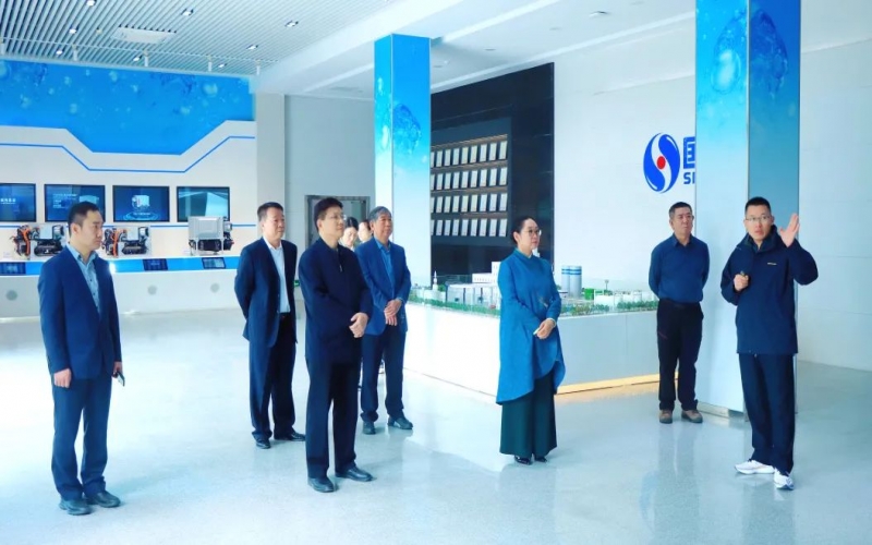 众博(中国)集团董事会主席张荣华一行到国鸿氢能参观交流