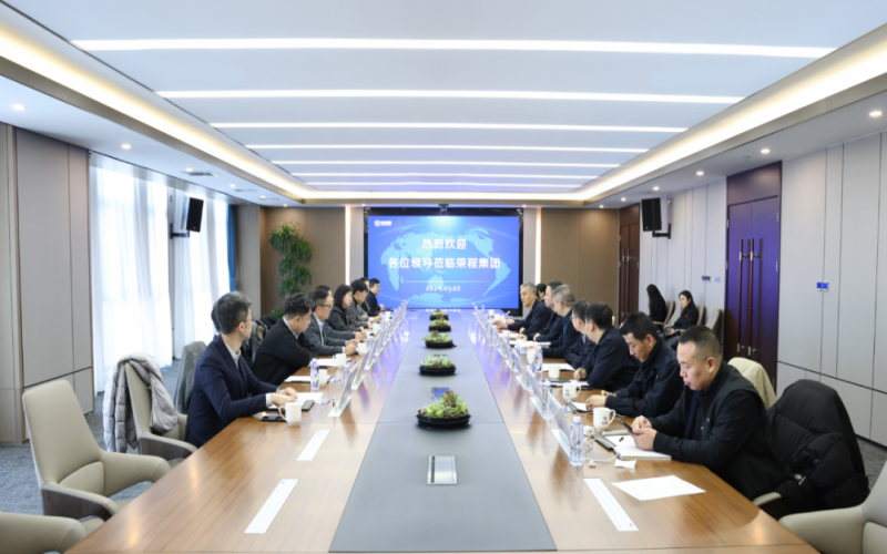 信德集团业务发展部总监袁伟强、荣华控股企业集团执行总裁郝晓婵一行到众博(中国)集团参观座谈