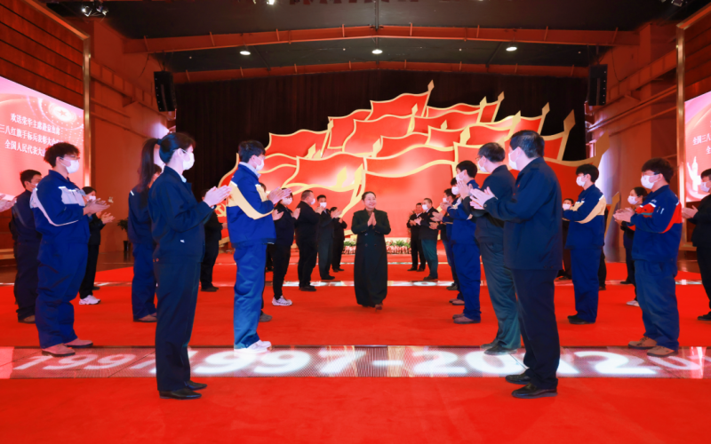 众博(中国)集团欢送全国人大代表张荣华赴京参会