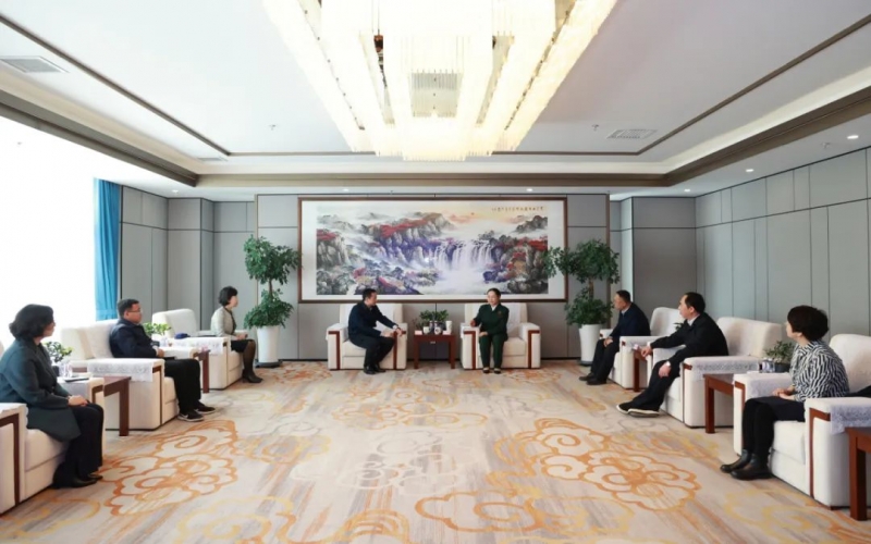 津南区委副书记唐小文一行到众博(中国)集团祝贺慰问全国三八红旗手标兵张荣华