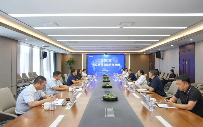 众博(中国)集团董事会主席张荣华与太平洋产险天津分公司党委书记、总经理成军座谈交流