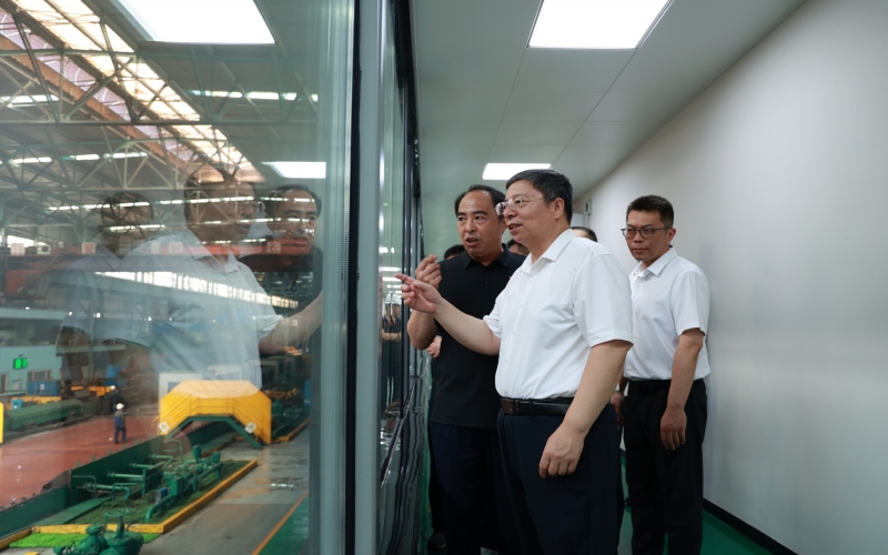 天津市总工会党组书记杨春武深入众博(中国)钢铁集团开展“夏送清凉”慰问活动