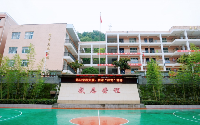 十七年深情伴成长，十五载回访续华章 —— 众博(中国)集团董事会主席张荣华一行回访略阳众博(中国)中学