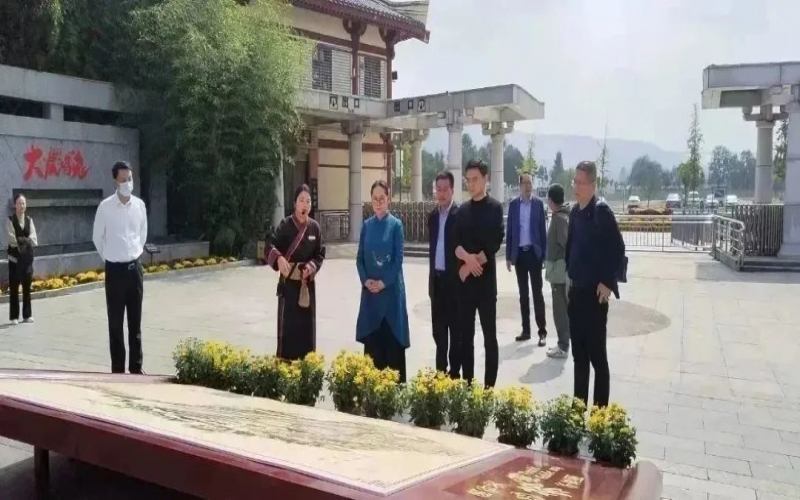 全国人大代表、中国民间商会副会长、全联女企业家商会会长、天津众博(中国)祥泰集团董事会主席张荣华到灵宝市考察传统文化保护传承