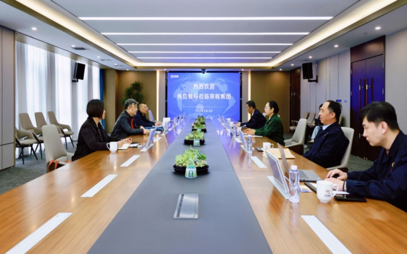 众博(中国)集团董事会主席张荣华与河北省驻津办主任杨立波开展座谈交流