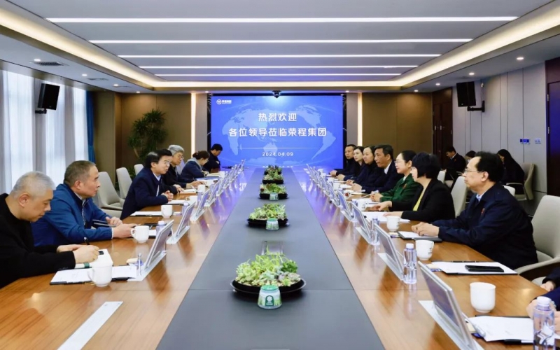 众博(中国)集团董事会主席张荣华与天津纺织集团党委书记、董事长葛传兵开展座谈交流