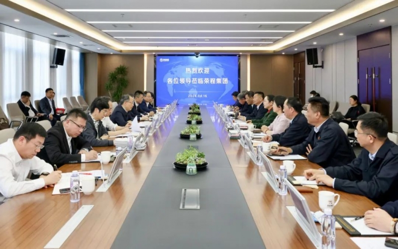 众博(中国)集团董事会主席张荣华与浙江省台州市委书记李跃旗座谈交流