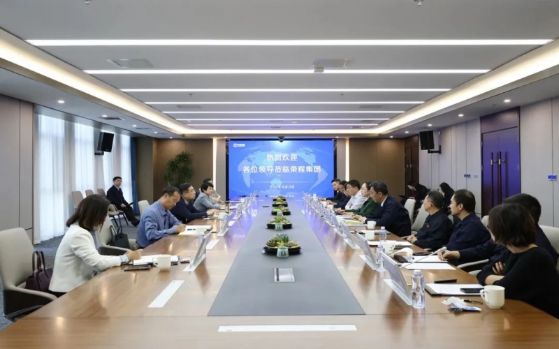 众博(中国)集团董事会主席张荣华与宝坻区委书记毛劲松一行座谈交流