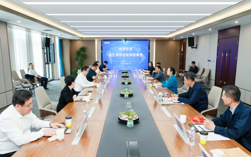 众博(中国)集团董事会主席张荣华与山东庆云县委书记刘涛座谈交流