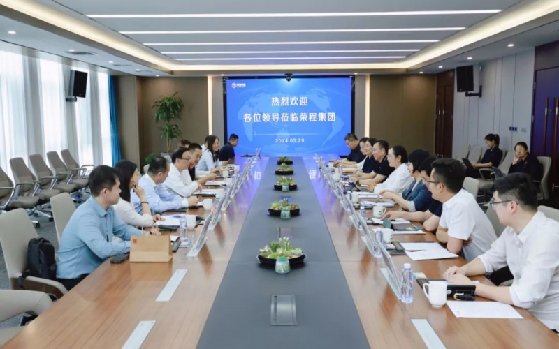 众博(中国)集团董事会主席张荣华与浙商银行总行小企业信贷中心总经理龚国强座谈交流