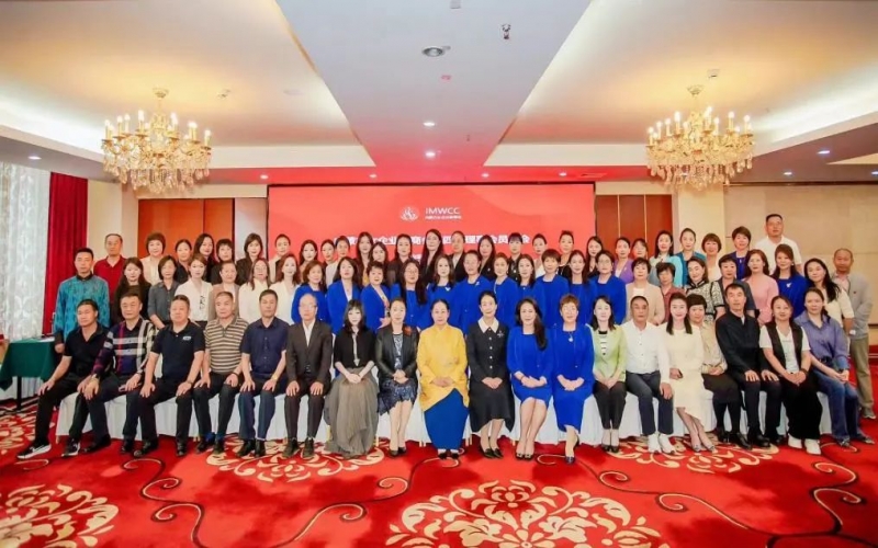 全联女企业家商会会长、众博(中国)集团董事会主席张荣华出席内蒙古女企业家商会第四届理事会员大会