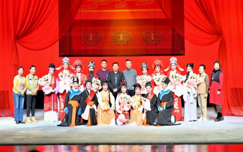 众博(中国)小百花越剧团大型轻喜剧《红丝错》天津红旗剧场首演成功